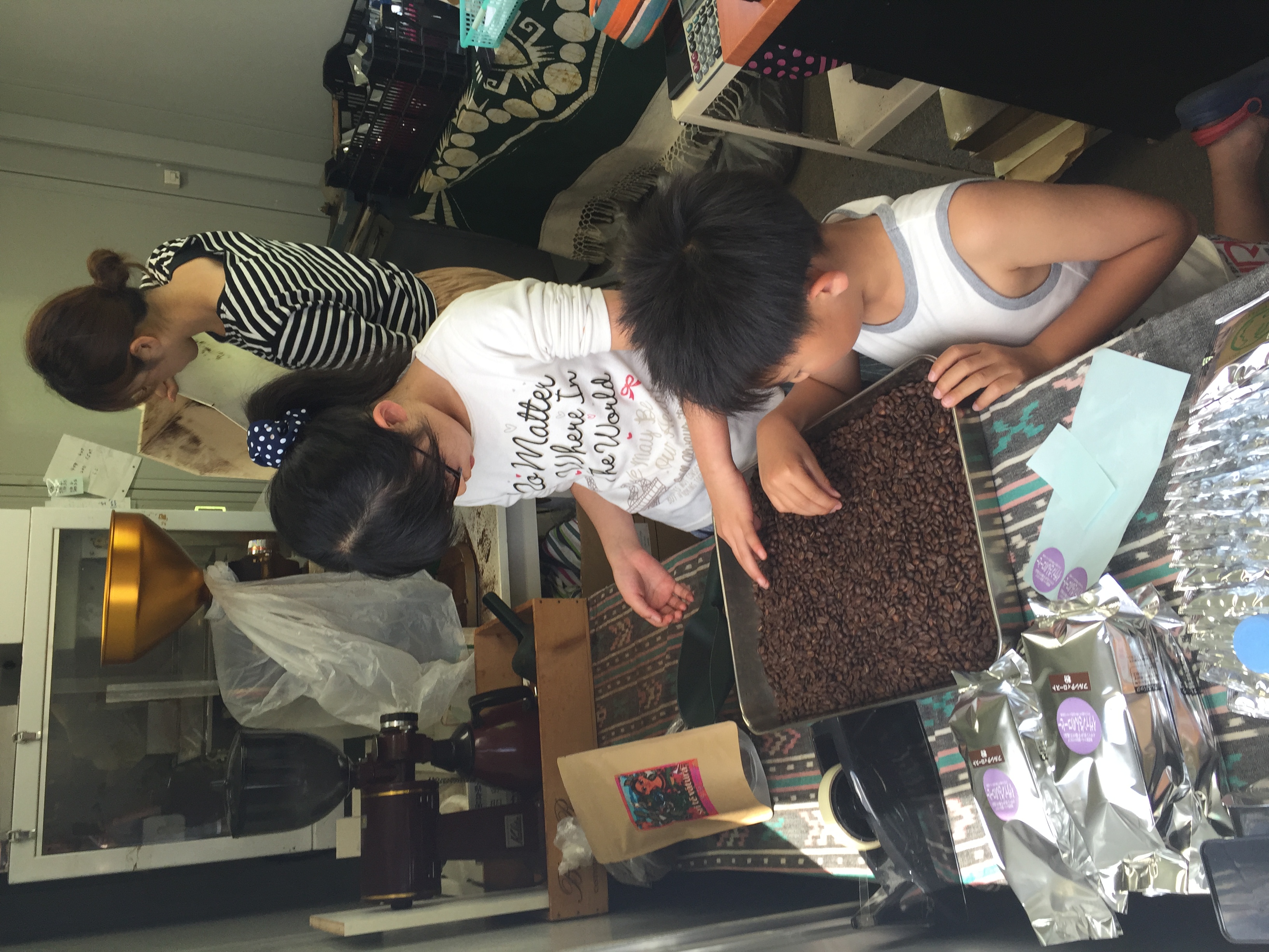 小学校休みなので、子供達がお手伝い。