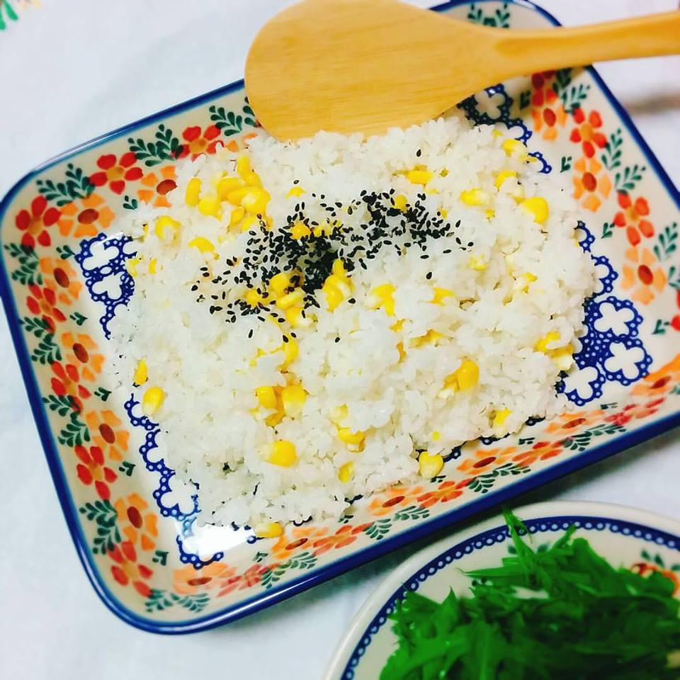 ポーリッシュポタリーでトウモロコシご飯(ポーリッシュポタリー夏でもグラタン皿)