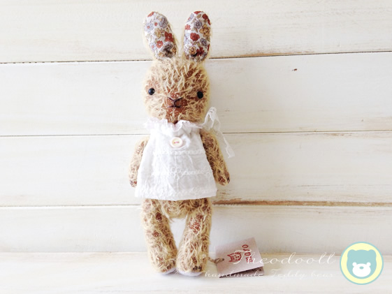 涼しげなワンピースを着たhazelという名のうさぎのぬいぐるみ Base Mag