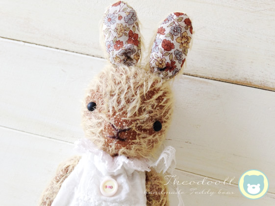 涼しげなワンピースを着たhazelという名のうさぎのぬいぐるみ Base Mag