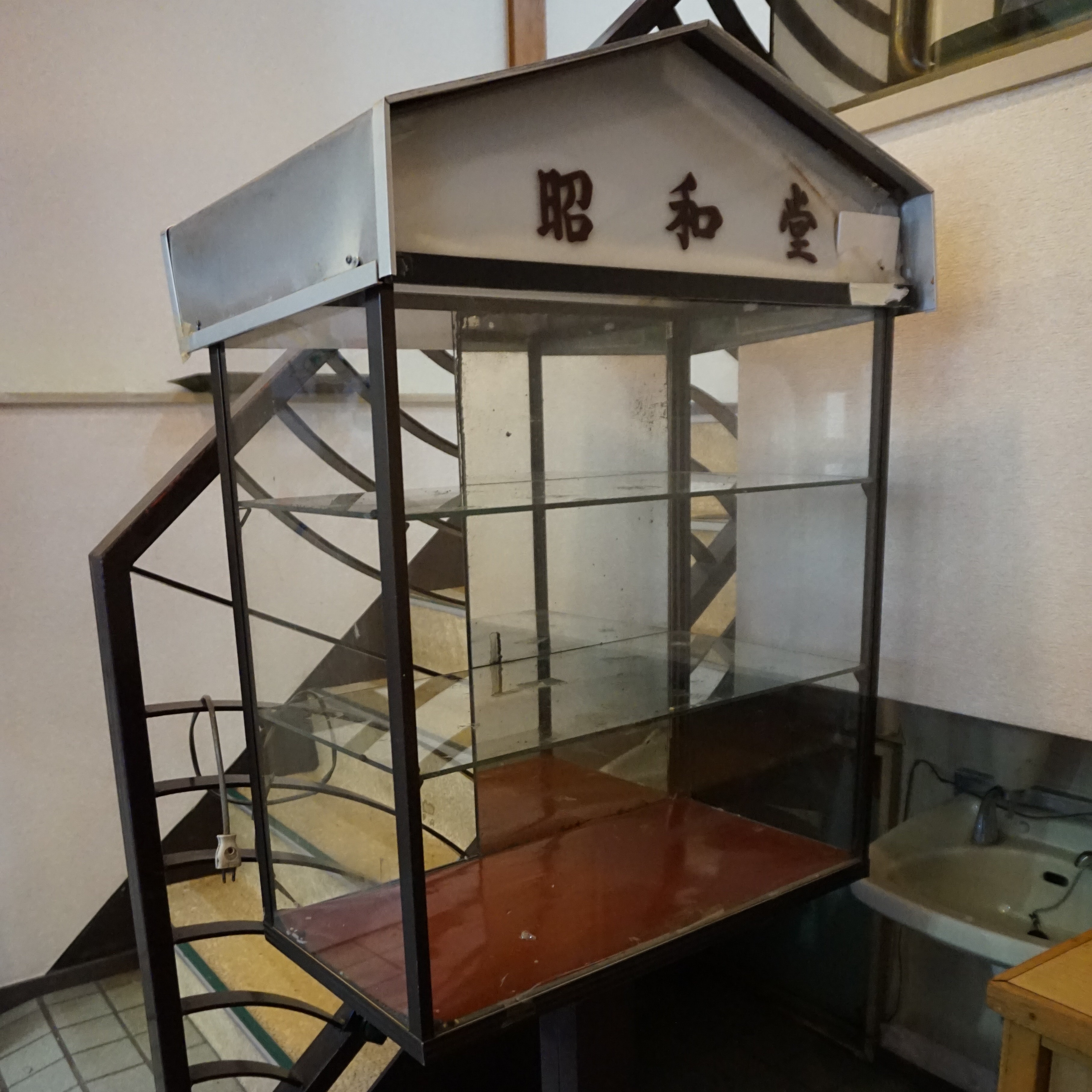 孤独のグルメ にも登場した 新丸子の喫茶と和菓子のお店 昭和堂 純喫茶家具の村田商會