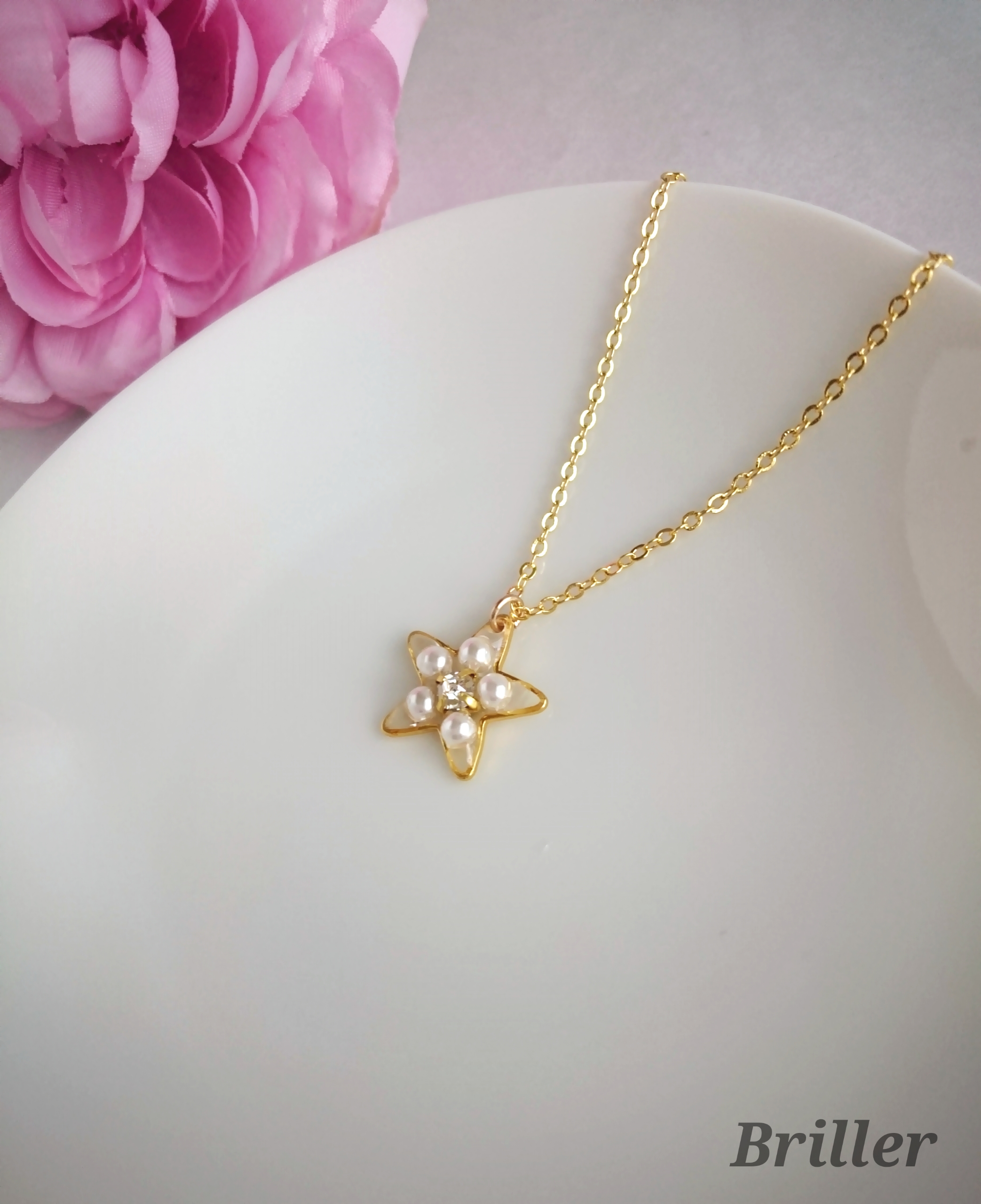 シンプルながらも存在感のあるネックレスです(*^^*)お揃いのイヤリング、ピアスもあります♪