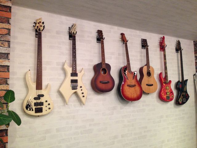 賃貸住宅でもギターを壁にかけたい トラウマをアイデアに誕生した世界初の商品 壁美人ギターヒーロー Base Mag