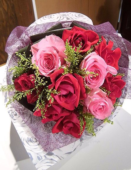 若い男性の彼女の誕生日への花束。