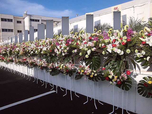 ショールームの開店祝いのスタンド花。