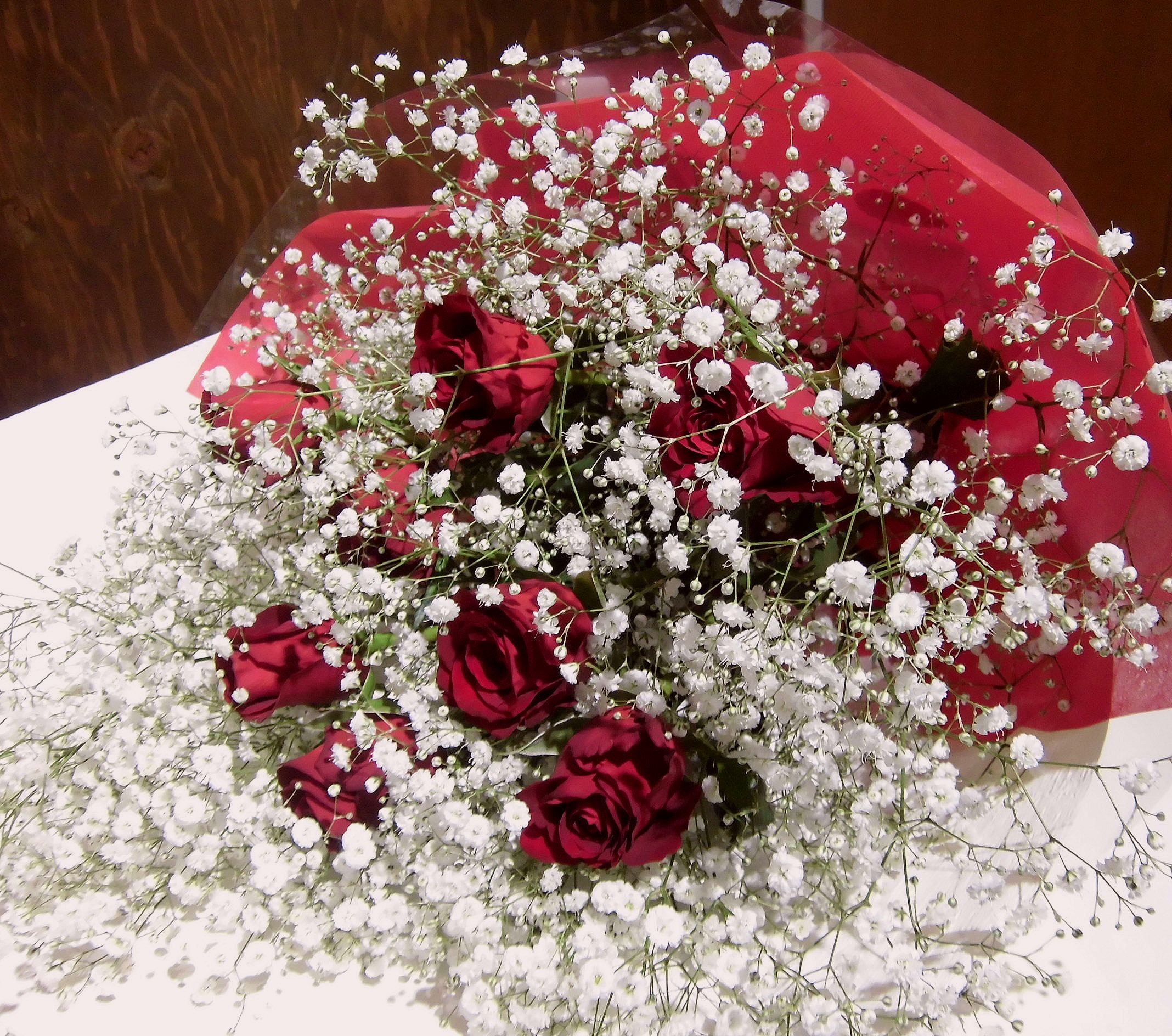 誕生日の赤バラとカスミソウの花束。