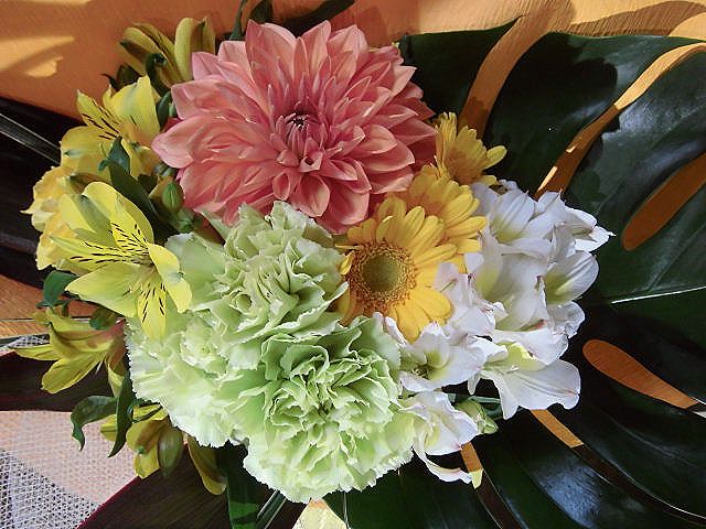 結婚式のお祝いの花束
